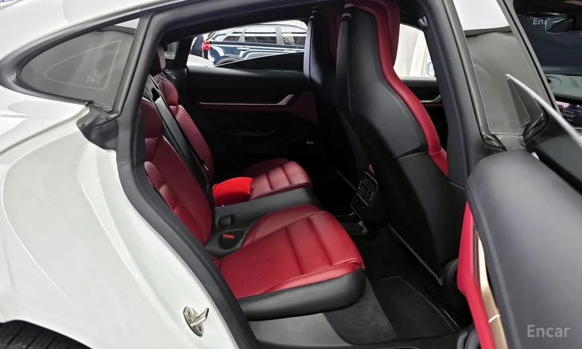 Фото 12 - Porsche Taycan