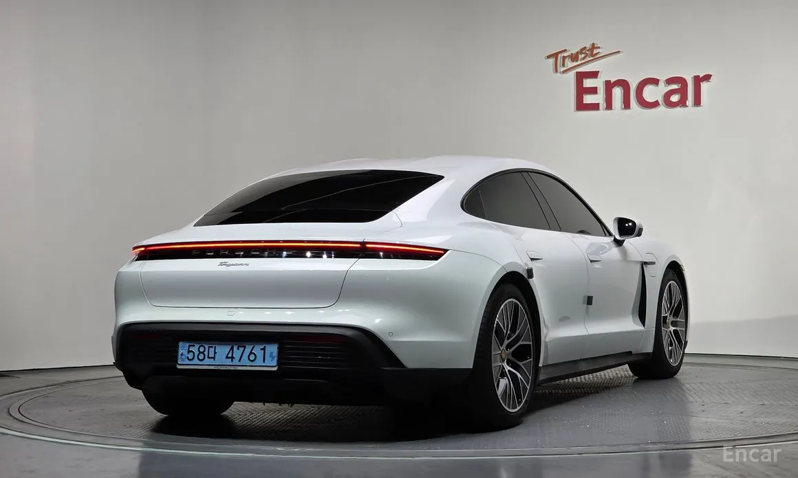 Фото 2 - Porsche Taycan