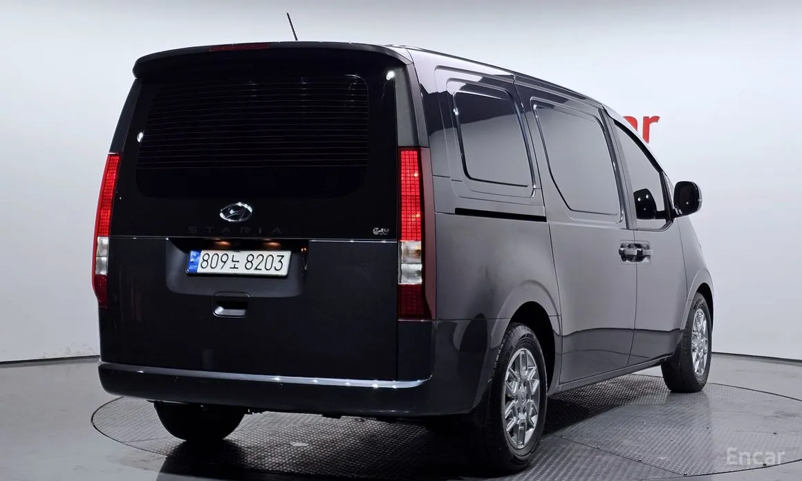 Фото 2 - Hyundai Staria