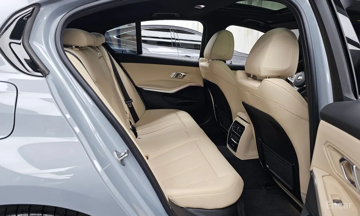 Photo 12 - BMW 3 Series