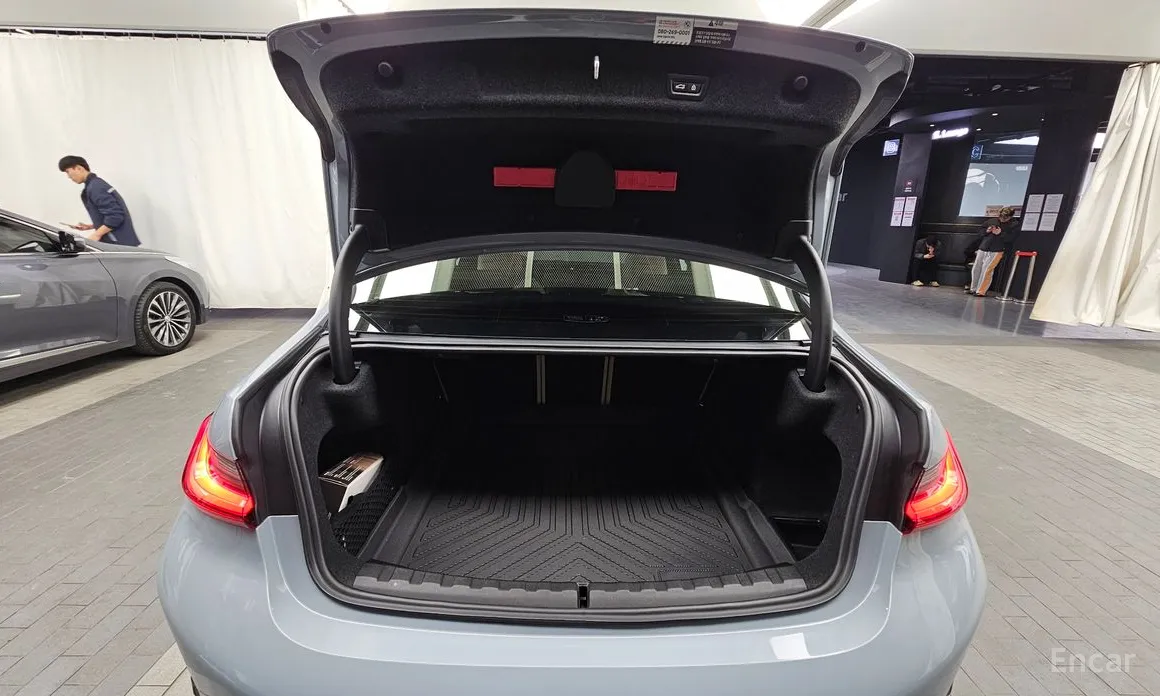 Photo 20 - BMW 3 Series