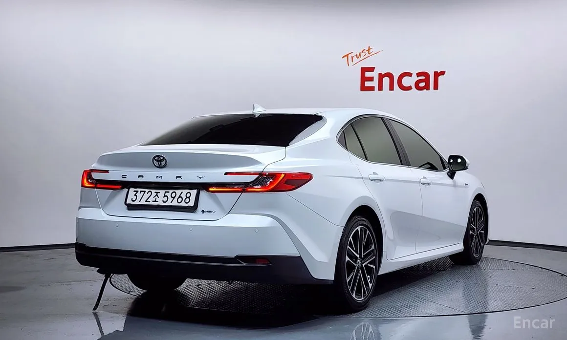 Фото 2 - Toyota Camry