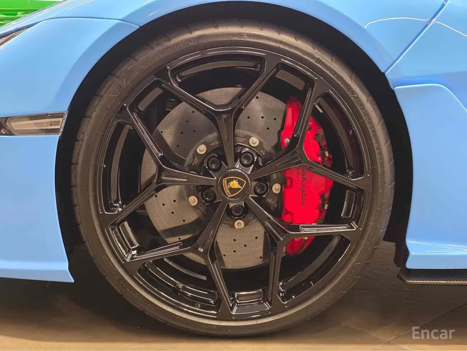 Фото 10 - Lamborghini Revuelto