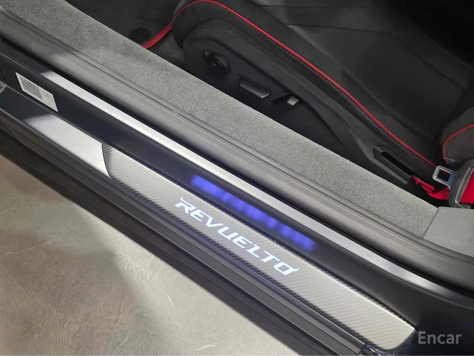 Фото 17 - Lamborghini Revuelto