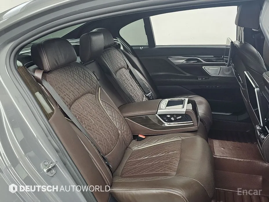 Фото 12 - BMW 7 Series