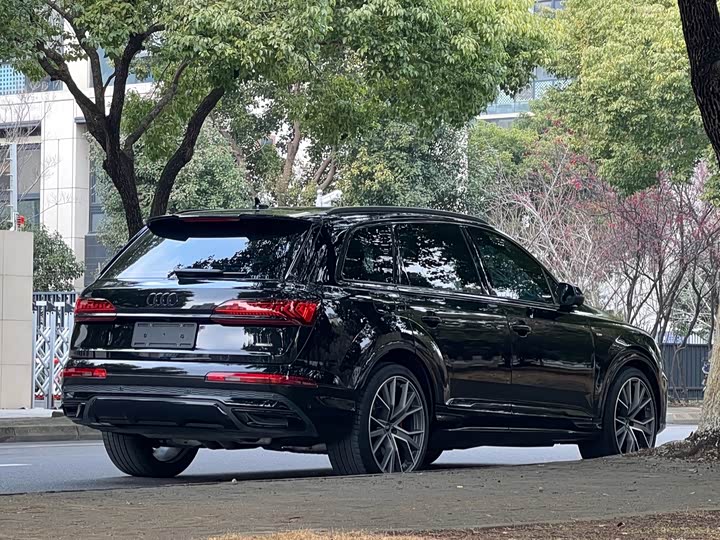 Фото 5 - Audi Q7