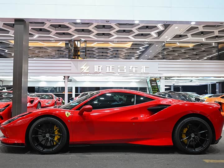 Photo 2 - Ferrari F8