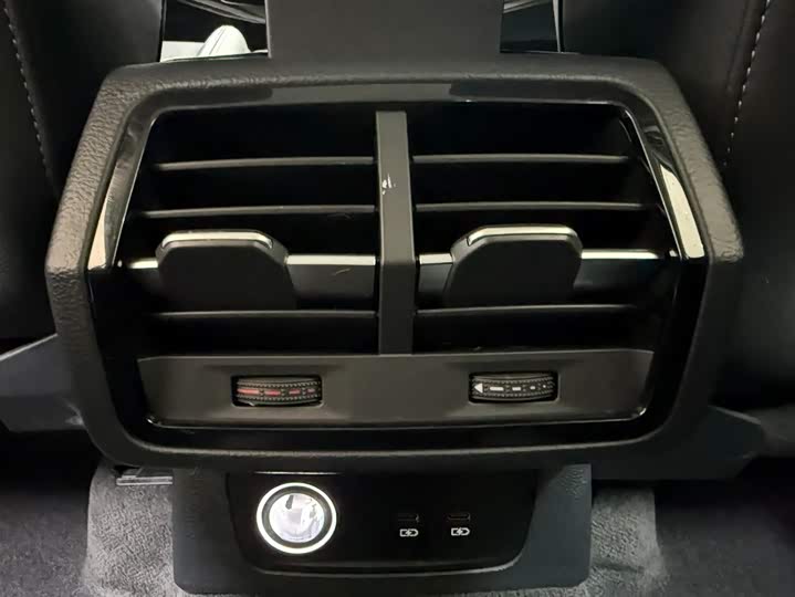 Фото 8 - Audi Q3