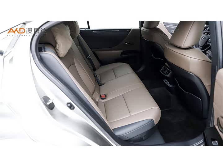 Фото 8 - Lexus ES