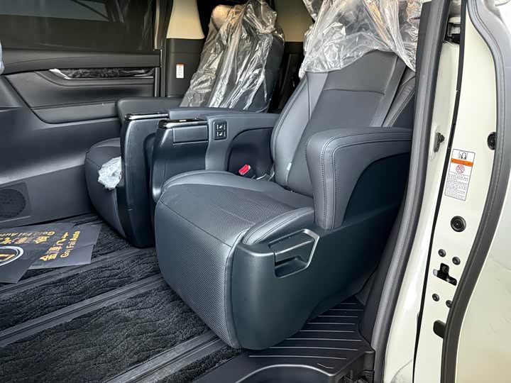 Photo 2 - Toyota Alphard