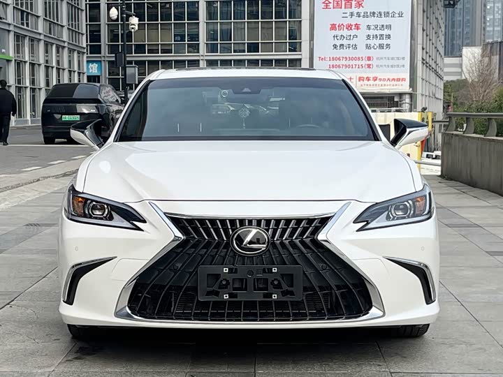 Фото 1 - Lexus ES