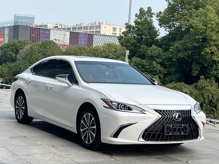 Фото 3 - Lexus ES