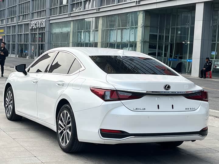 Фото 4 - Lexus ES