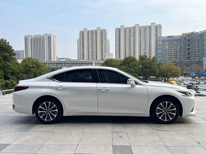 Фото 6 - Lexus ES