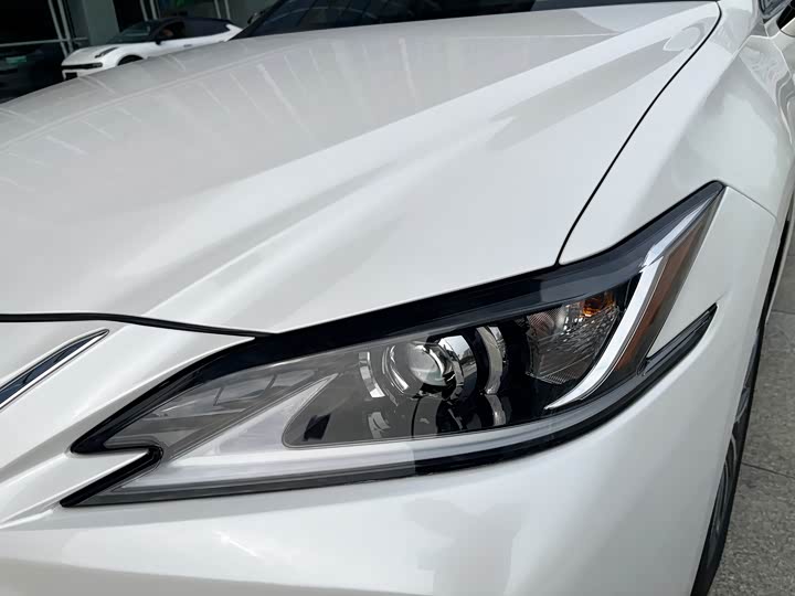 Фото 8 - Lexus ES