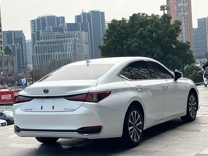 Фото 9 - Lexus ES