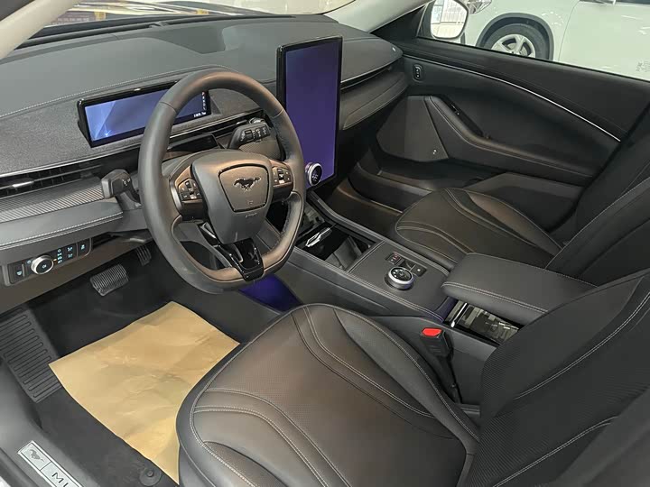 Photo 8 - Ford Mustang Mach-E