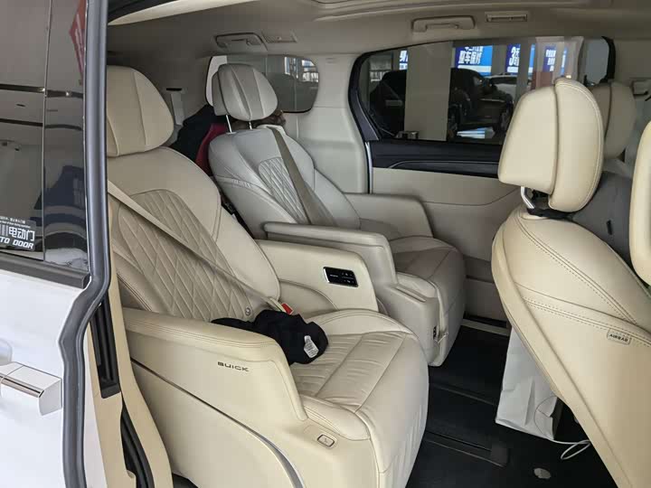 Фото 3 - Buick GL8 ES