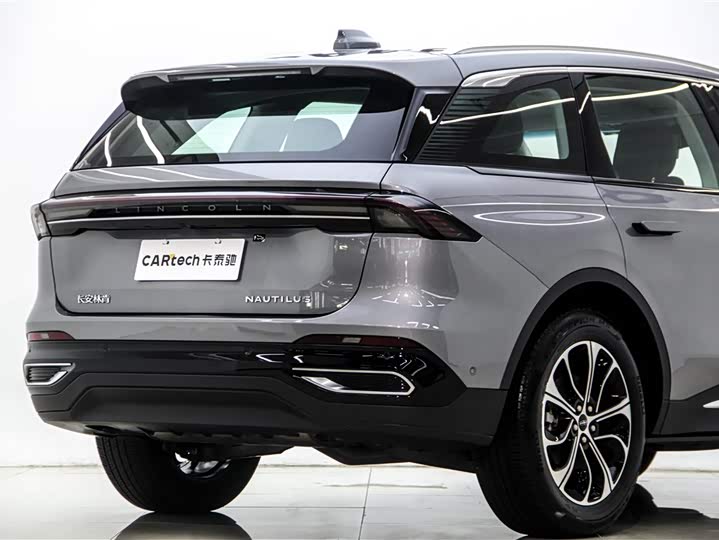 Фото 8 - Lincoln Nautilus