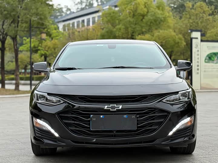 Photo 2 - Chevrolet Malibu XL