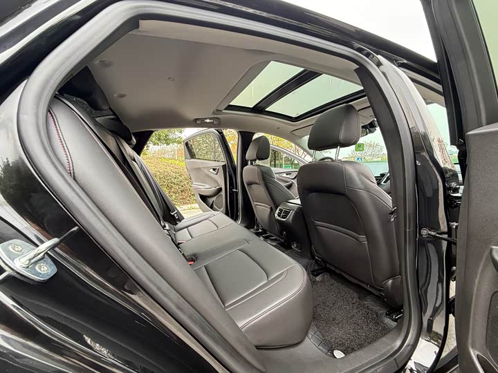 Photo 9 - Chevrolet Malibu XL