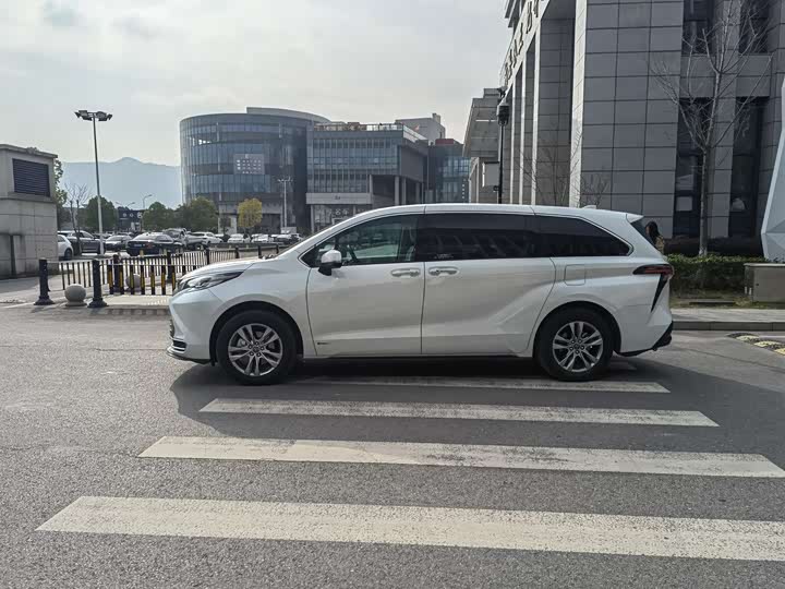 Photo 2 - Toyota Sienna