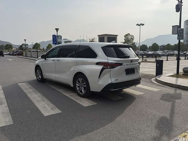 Photo 3 - Toyota Sienna