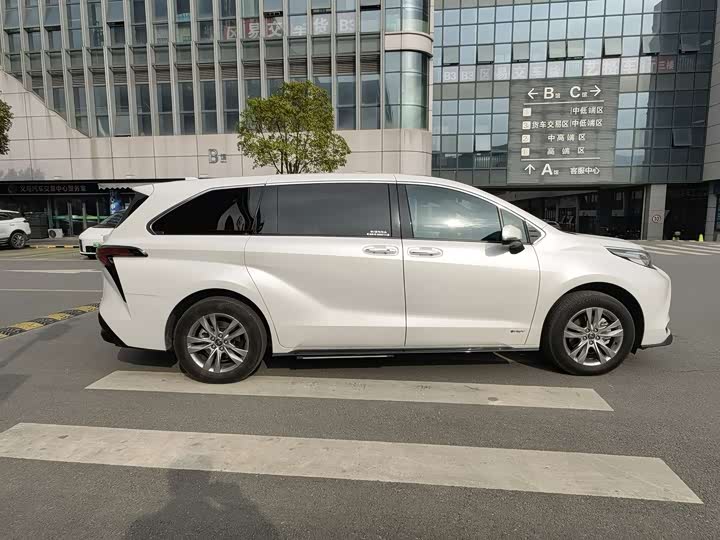 Photo 5 - Toyota Sienna