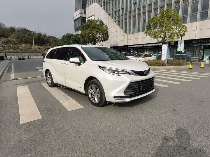 Photo 6 - Toyota Sienna