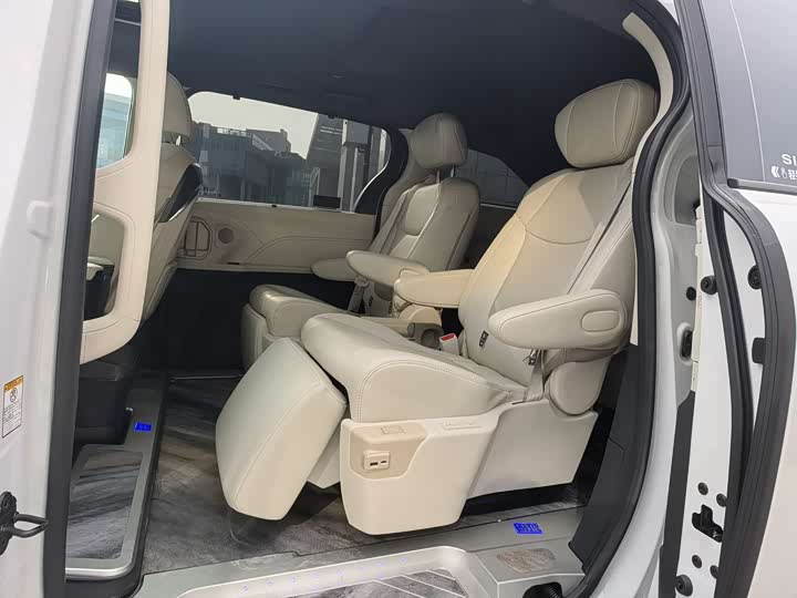 Photo 9 - Toyota Sienna