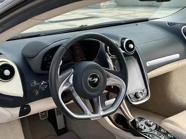 Фото 7 - McLaren GT