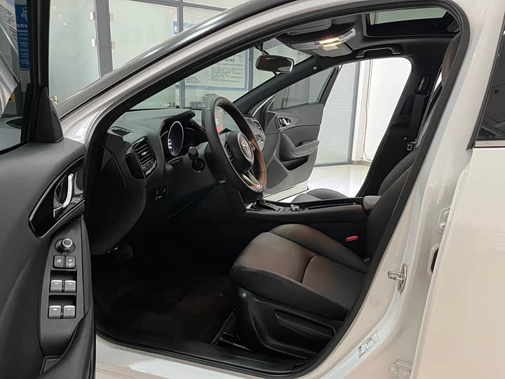 Photo 8 - Mazda CX-4