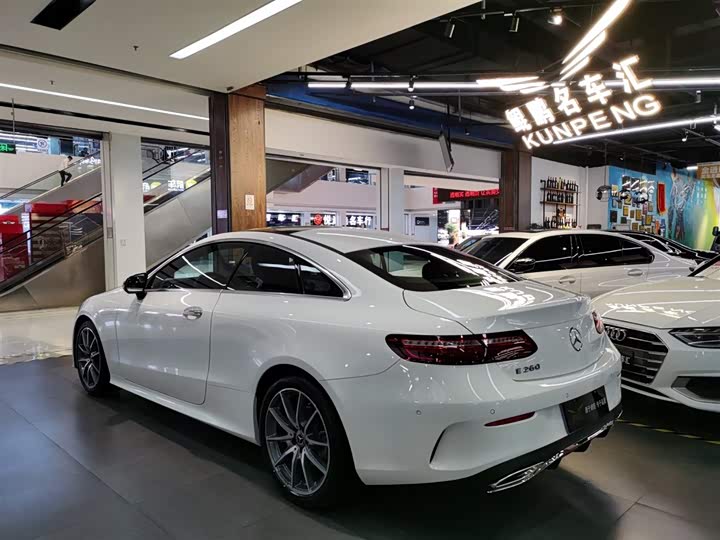 Фото 3 - Mercedes-Benz E-Class