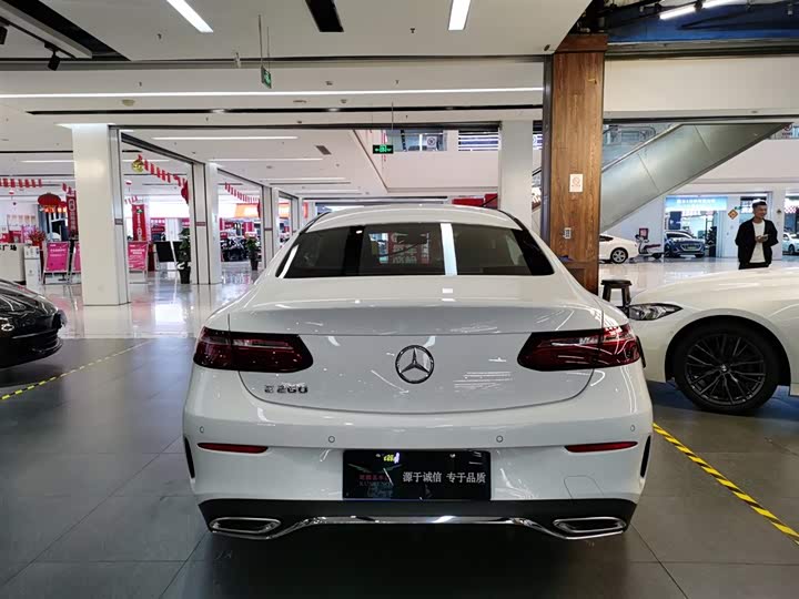 Фото 4 - Mercedes-Benz E-Class