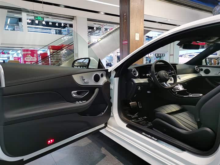 Фото 5 - Mercedes-Benz E-Class