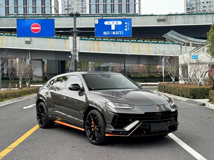 Фото 2 - Lamborghini Urus