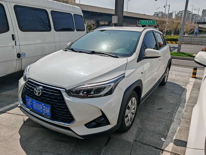 Photo 1 - Toyota Yaris L Hatchback