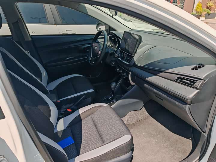 Photo 4 - Toyota Yaris L Hatchback