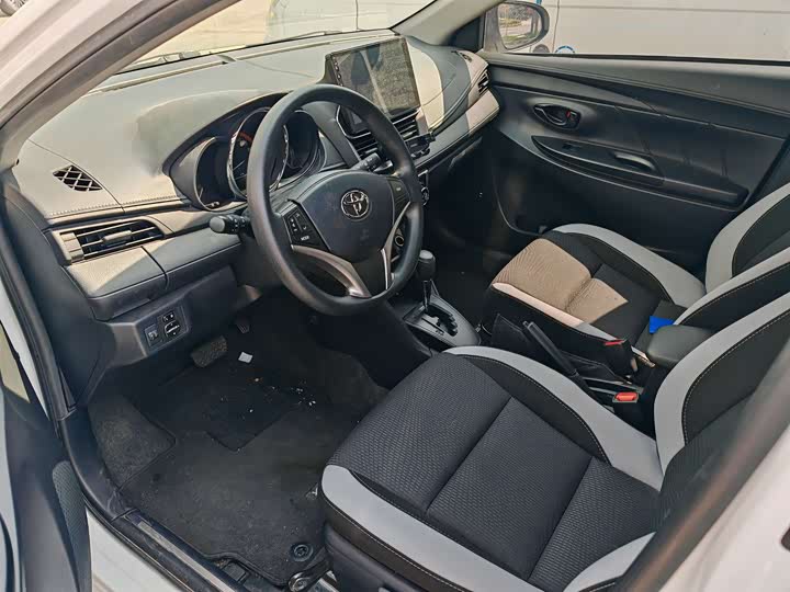 Photo 6 - Toyota Yaris L Hatchback