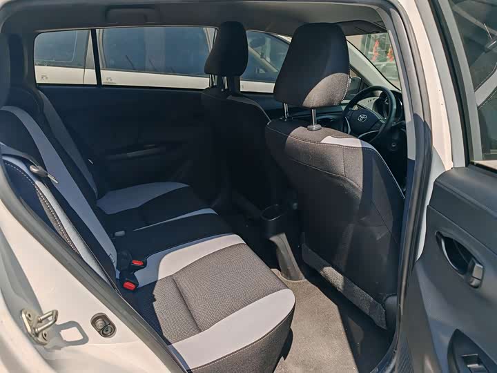 Photo 7 - Toyota Yaris L Hatchback