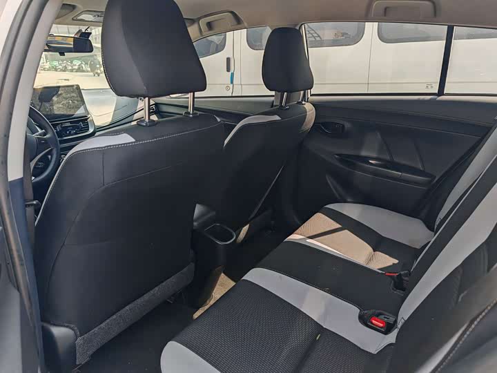 Photo 8 - Toyota Yaris L Hatchback