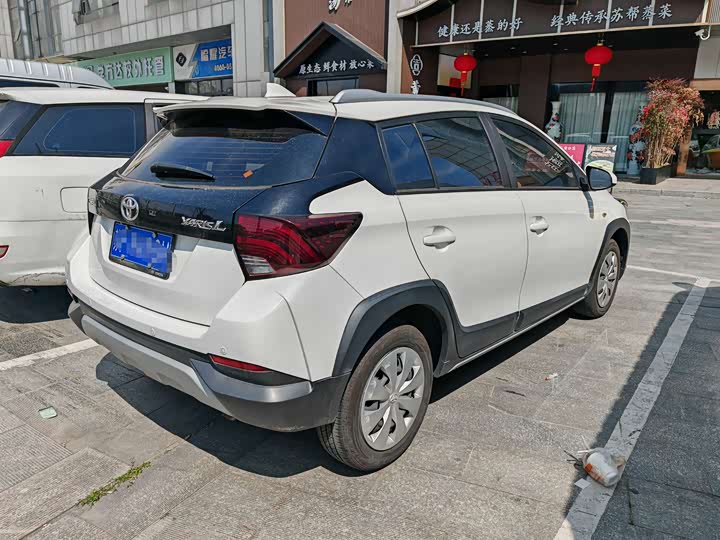 Photo 9 - Toyota Yaris L Hatchback