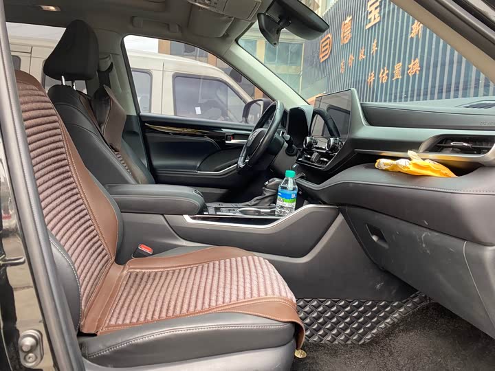 Photo 4 - Toyota Highlander