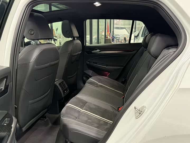 Фото 8 - Volkswagen Golf