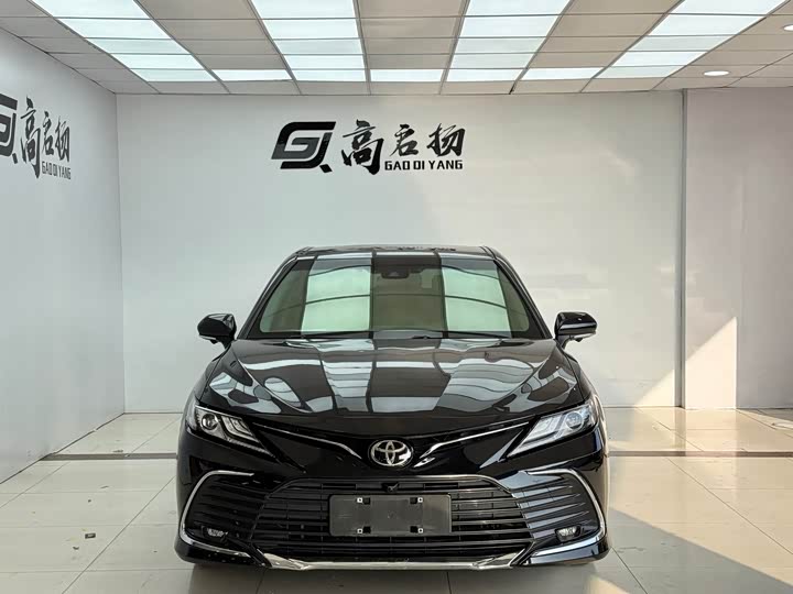 Фото 2 - Toyota Camry