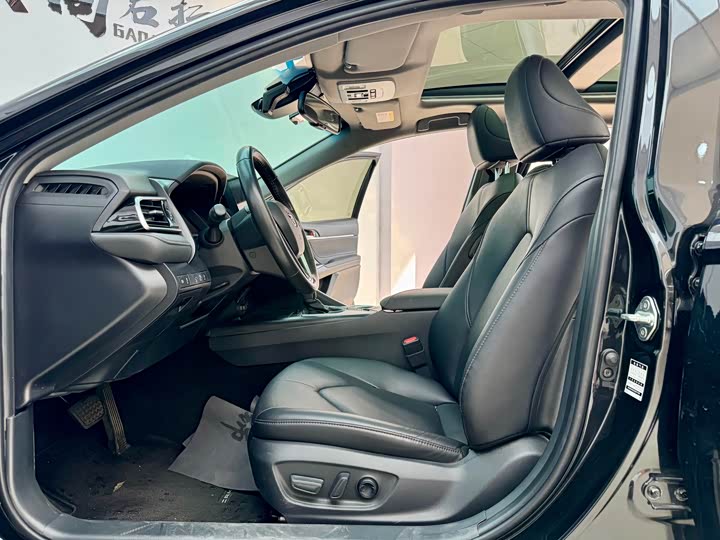 Фото 7 - Toyota Camry