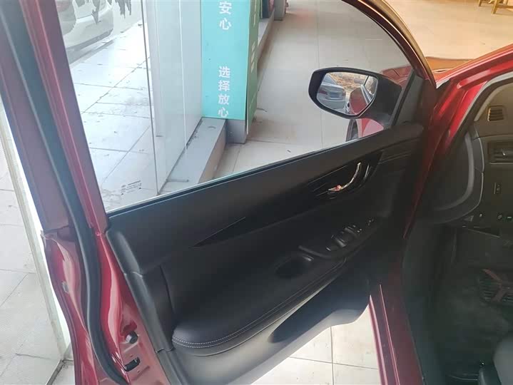 Photo 7 - Nissan Tiida