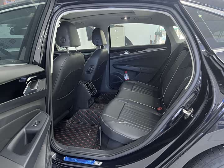 Фото 9 - Volkswagen Passat Hybrid