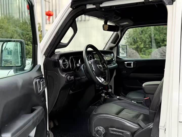 Фото 8 - Jeep Wrangler