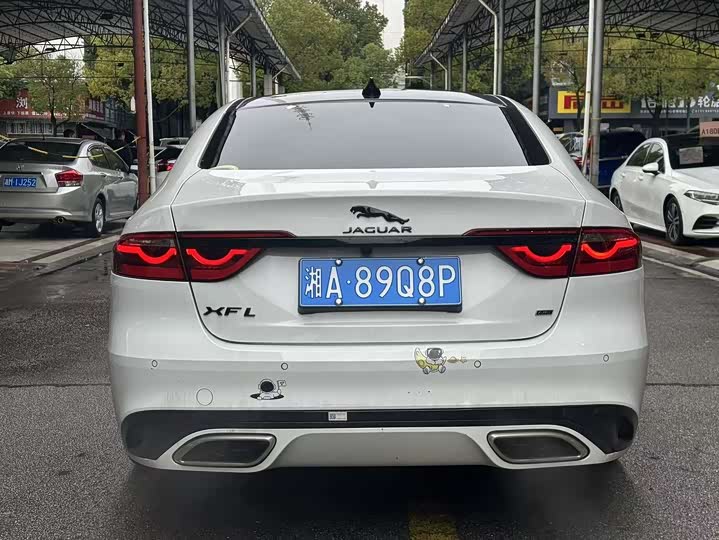 Photo 3 - Jaguar XF L